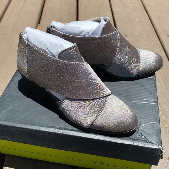 Very Volatile glossy silver floral cloth strap ankle booties size 6.5 - Picture 5 of 12